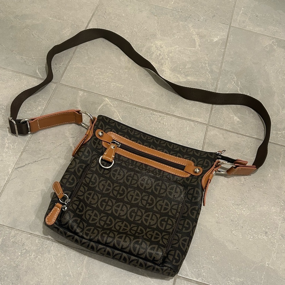 EUC Giani Bernini Block Signature Crossbody